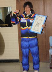 国体優勝の賞状を持つ男子高校生の写真