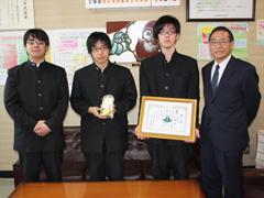 道内で入賞した賞状と盾を手にする高校囲碁部の3人と教育長の写真