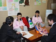 教育長と談笑するインドアテニス道内中学生大会で優勝したペアの2人の中学生の写真