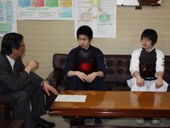 剣道着を着て教育長と談笑する光陵中男子剣道部、女子剣道部の代表の2人の写真