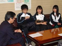 教育長に報告する道内上位入賞の高校少林寺拳法部の男子1人女子2人の写真