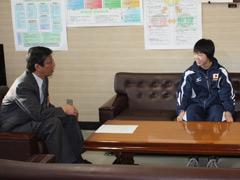 教育長と談笑する国際チューリンゲン柔道大会中学女子選手代表に選ばれた女子中学生の写真