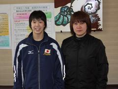 ジャージ姿で笑顔を見せる女子中学生日本選手団代表の写真