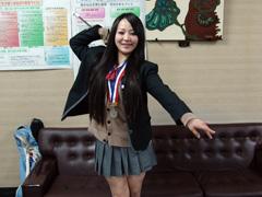 バトンを使いポーズを取る女子学生の写真