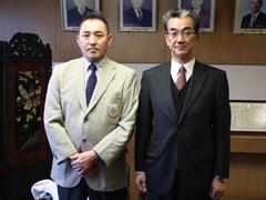 明るい色のスーツの男性と黒いスーツの男性のツーショット写真