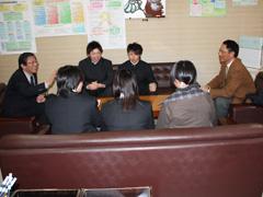 全国高校スキー大会の代表メンバー5名が教育長を訪問している写真