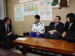 ジャージ姿の選手と教育長らが談笑している写真