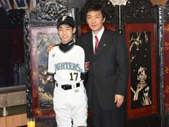 ユニフォーム姿の選手とスーツ姿の男性のツーショット写真
