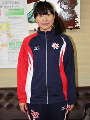 ソフトテニス女性選手がユニフォームを身にまとい写っている写真