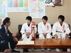 柔道選手である生徒たちが、教育長に報告の対談をしている写真