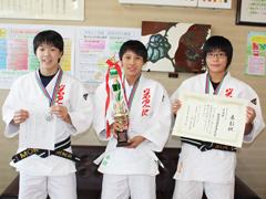 柔道選手である生徒たちが、受賞したトロフィー、表彰状をもって写っている写真