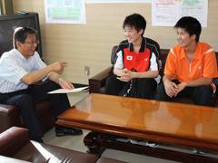 バドミントンの選手である生徒たちが、報告のため教育長と対談している写真