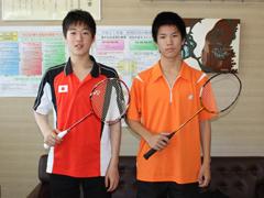 バドミントンの選手である生徒たちが、ユニフォームを着用しラケットをもってポーズをとっている写真