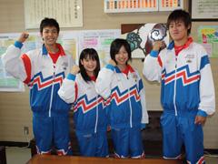 右から、ユニフォームを着た男子生徒と、2人の女子生徒、その左に男子生徒が立って並んでいる写真