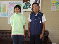 右から、ジャージを着た男性と、ジャージを着た女子生徒が立って並んでいる写真