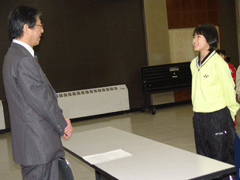 岩見沢市の教育長を訪問し、談笑している全国小学生バドミントン大会出場者の女子生徒が映っている写真