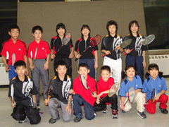 全国小学生バドミントン大会出場者の男女の小学生が映っている集合写真