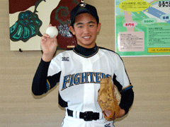 右手にグローブ、左手に野球ボールを持った高田渉さんが映っている写真