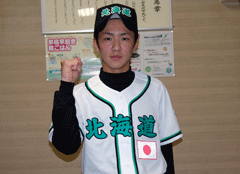 岩見沢リトルシニアのユニフォームを着てガッツポーズをしている加勢 一心さんの写真