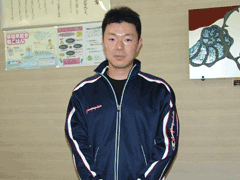 ユニフォームを着た男性が立っている写真