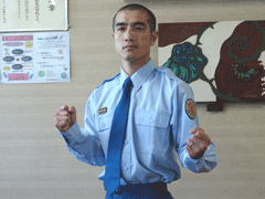 制服を着た男性が立っている写真