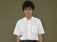 夏服の制服を着ている眼鏡をかけた男子生徒、杉浦 大輔さんの写真
