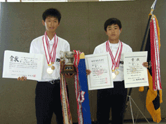 賞状とトロフィーを持ち赤い紐の付いたメダルを首から下げている黒瀬 雅人さんと永野 晶暉さんの写真