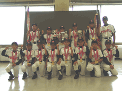 赤い紐のついたメダルをぶら下げている北真パイレーツスポーツ少年団の男の子たちの集合写真