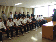岩見沢市の教育長を訪問し第25回全日本少年軟式野球大会北海道大会で優勝した岩見沢クラブの皆さんが映っている写真