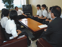 岩見沢市の教育長や教育委員会に訪問し、ソファに腰かけている岩見沢西高校女子弓道部の皆さんが映っている写真