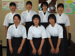 弓道着を着ている岩見沢西高校女子弓道部の皆さんが映っている集合写真