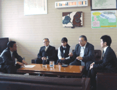 岩見沢市の教育長や教育委員会に訪問し、ソファに腰かけている様子の南部由貴さんと大人の男性4人が映っている写真