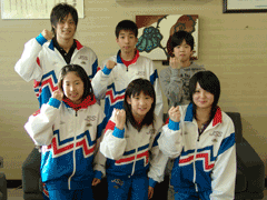 全国JOCジュニアオリンピックカップ春季水泳競技大会へ出場した佐藤 友紀さん、平 龍大さん、住永 匠さん、小林 百伽さん、谷 奈菜子さん、田中 里奈さんの集合写真