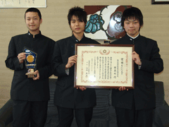 表彰状や小さな盾を持っている梅谷 豊巨さん、竹中 卓真さん、川端 一史さんが映っている写真