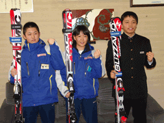 スキー板を持っている大会に出場する藤田 快斗さん、鴇田 雄紀さん、古名 由依さんが映っている写真
