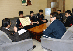 岩見沢市の教育長を訪問し、ソファに腰かけている光陵中学校剣道部の皆さんが映っている写真