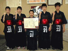 光陵中学校剣道部(男子)の佐々木 尊且さん、佐々木 亮さん、太田 錬さん、根岸 怜央さん、杉山 悠大さんが映っている写真