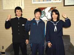 菅野 稜馬さん、安井 美優さん、岡本 厚仁さんが映っている集合写真