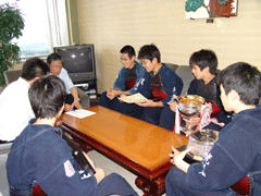 岩見沢鉄北少年剣道教室と教育長の写真