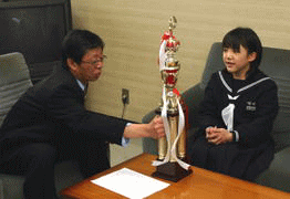 岩見沢市教育長を訪問し、教育委員会の男性と談笑している木村 友梨香さんを撮影した写真