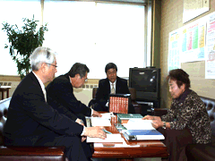中国四川省パンダ親善大使矢野美恵様より資料の寄贈を受けている様子の写真