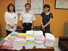 学校用雑巾を寄贈いただいている様子の写真