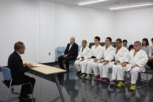 柔道で優秀な成績を収め、教育長を表敬訪問する中学生徒たちの写真