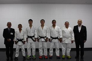 柔道で優秀な成績をおさめ、教育長と記念写真を撮った中学生徒達の写真