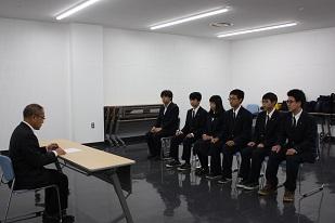 簿記部の生徒達が優秀な成績を収め、教育長を表敬訪問する写真