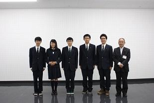 簿記部の生徒達が優秀な成績を収め、教育長と記念写真を撮った写真
