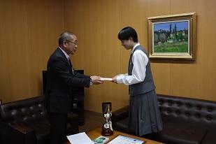 女子生徒が陸上大会100メートル走で優勝し、教育長を表敬訪問した際の写真