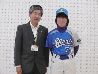 右から、ユニフォームを着た女子生徒と、スーツを着た男性が並んでいる写真