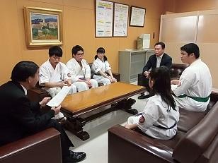 教育長を表敬訪問する北海道選抜空手道選手権大会に出場された清武館所属選手達の写真