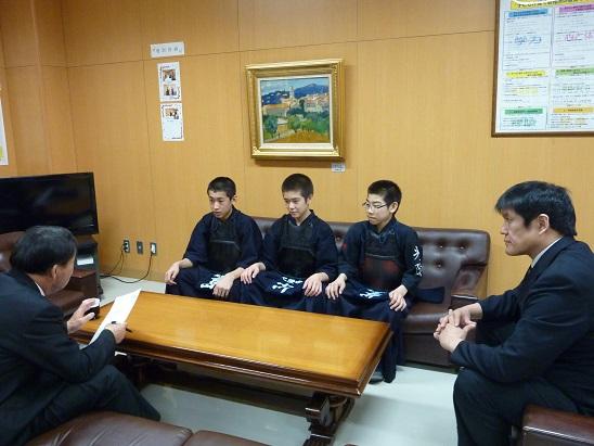 教育長を表敬訪問する岩見沢市立光陵中学校剣道部の皆さんが、平成26年度第15回北海道中学校新人剣道大会 男子団体戦 ベスト4を取った事で、教育長から祝辞を受ける写真